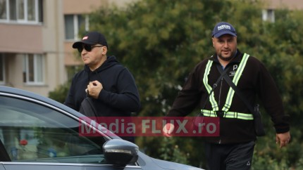 Marcel Pavel a legat o dulce amiciție cu domnul de la parcare în drum spre pedichiură | IMAGINI PAPARAZZI