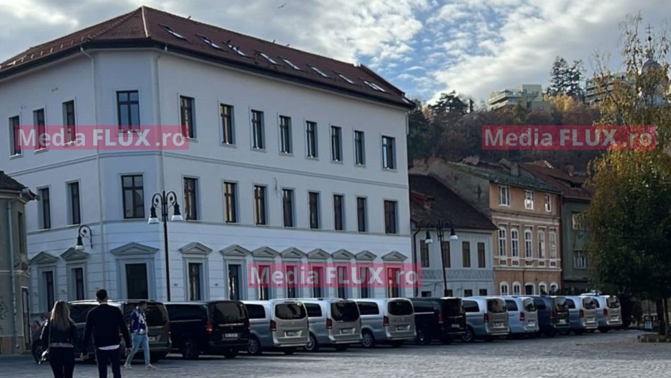 EXCLUSIV. Zeci de mașini de lux parcate în fața restaurantului din Centrul Vechi al Brașovului unde miliardarii lumii iau masa