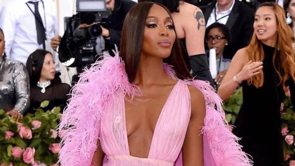 Naomi Campbell la 52 de ani pe podiumul de modă | FOTO