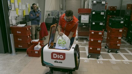 Primii roboți-curieri au început treaba. Sunt electrici și circulă cu 5 kmh numai pe trotuare