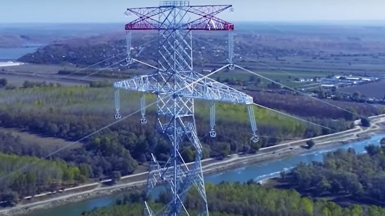 Unde sunt cei mai înalți stâlpi de electricitate din România Au peste 150 de metri înălțime și 320 de tone
