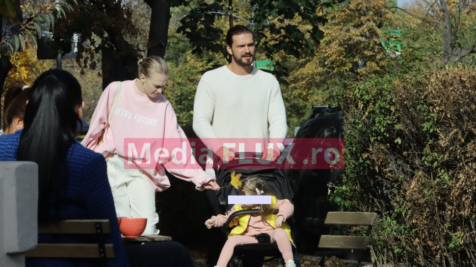 Portret de familie. Bogdan Vlădău Gina și Katia se bucură împreună de o plimbare într-o zi superbă de toamnă