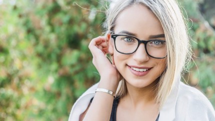 Facilitate nouă pentru o categorie de angajaţi decontarea ochelarilor de vedere sau a lentilelor de contact