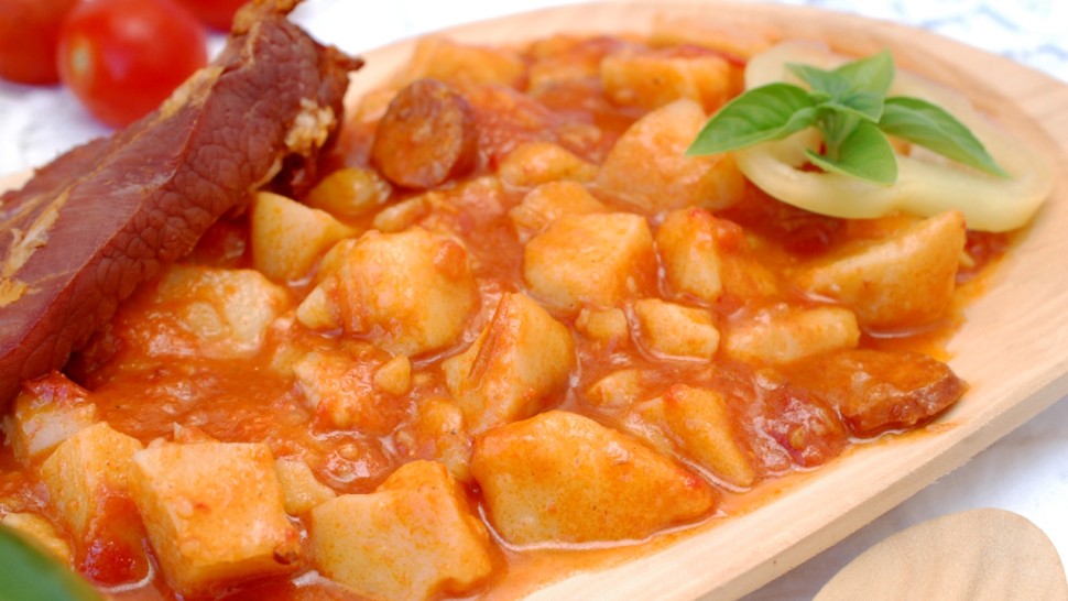 Rețetă tocăniță cu afumătură. Va încânta papilele gustative numaidecât