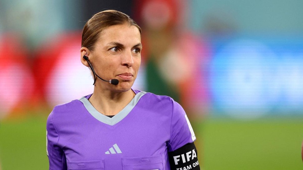 Prima femeie din istorie care va arbitra un meci la Campionatul Mondial de Fotbal. Impasibilă în fața remarcilor sexiste și misogine