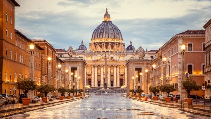 Curiozități despre Bazilica Sf. Petru din Vatican. Peste 90 de papi sunt îngropați aici iar baldachinul e cât un bloc de 10 etaje