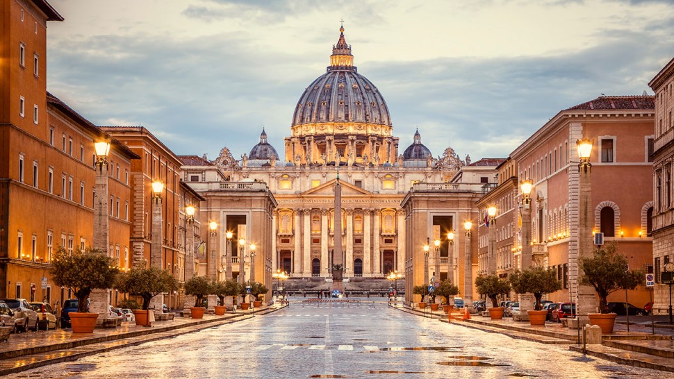 Curiozități despre Bazilica Sf. Petru din Vatican. Peste 90 de papi sunt îngropați aici iar baldachinul e cât un bloc de 10 etaje