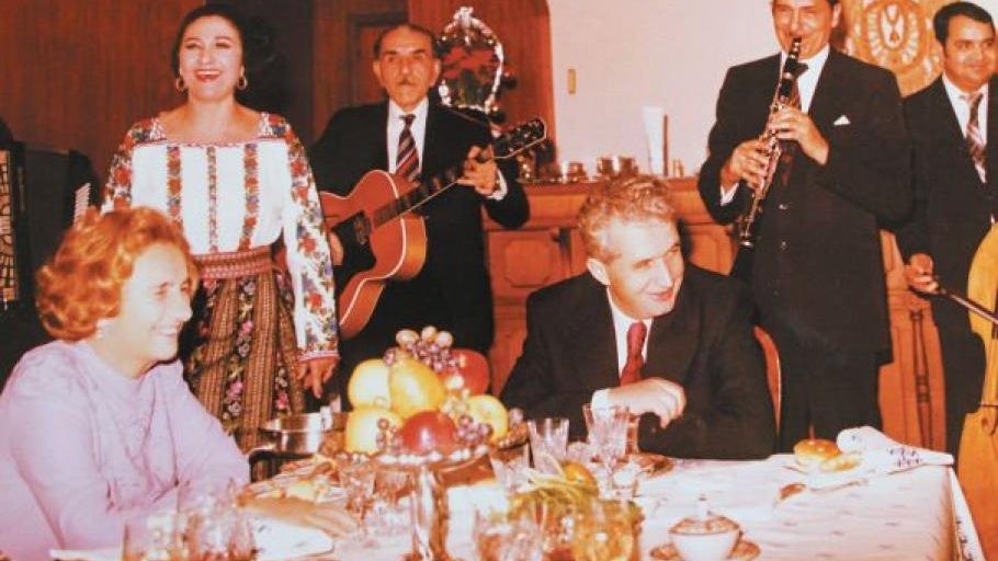 Ce conținea meniul de Revelion pe vremea lui Ceaușescu la restaurantul bucureștean Cina. Petrecerea se încheia cu crenvurști cu hrean