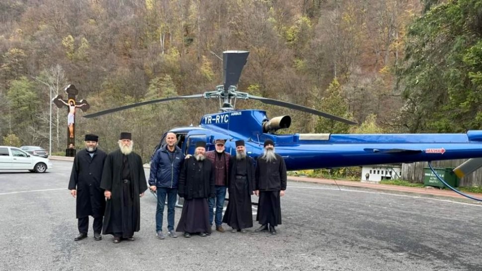 Cine e personajul care a aterizat cu elicoperul în curtea mânăstirii Lainici. Începe să-mi placă amestecul de tehnologie cu duhovnicie