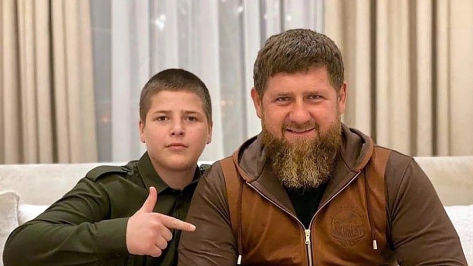 Fiul în vârstă de 15 ani al temutului lider cecen Ramzan Kadîrov apariție sfidătoare poartă un ceas de aur alb și diamante în valoare de 13 milioane de euro