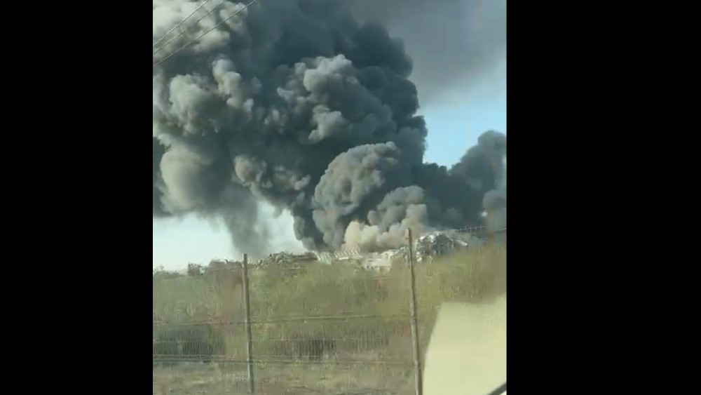 Breaking News. Incendiu proporții la un centru de colectare și reciclare a deșeurilor din Chitila. A fost emis RO-ALERT VIDEO UPDATE