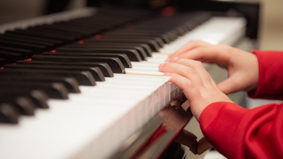 Beneficiile învățării unui instrument muzical. Care sunt cele mai comune