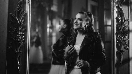 Lavinia Goste lansează piesa România o compoziție aparte care îmbină armonios folclorul cu pop-rock-ul alături de Marius Zorilă și Orchestra Națională Valahia