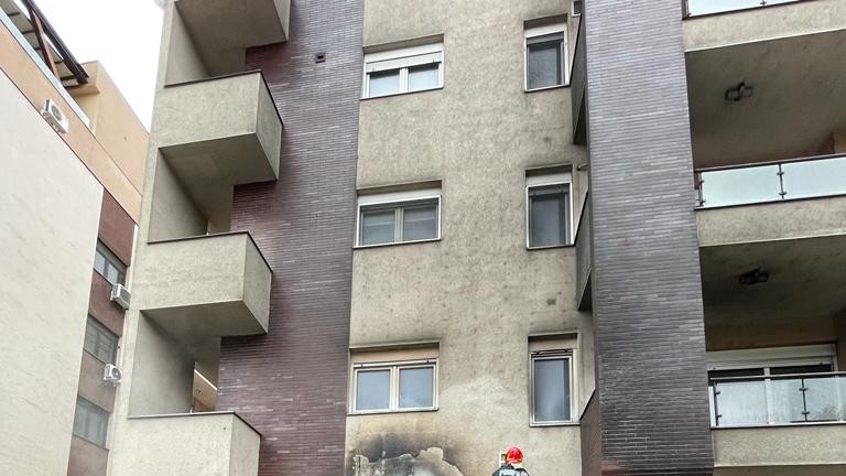 O mașină de lux a luat foc într-un cartier de fițe din București. Flăcările s-au extins la blocul de lângă VIDEO
