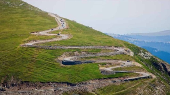 Noua șosea din România care concurează cu Transalpina. Un drum abandonat de 40 de ani a fost complet reabilitat