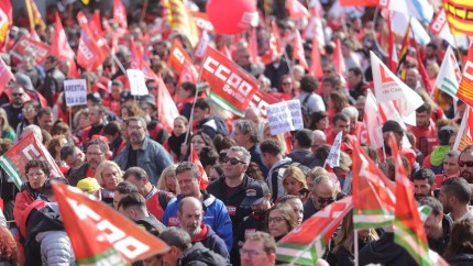 Protest masiv la Madrid 50.000 de oameni în stradă au cerut salarii mai mari și au amenințat cu un conflict social