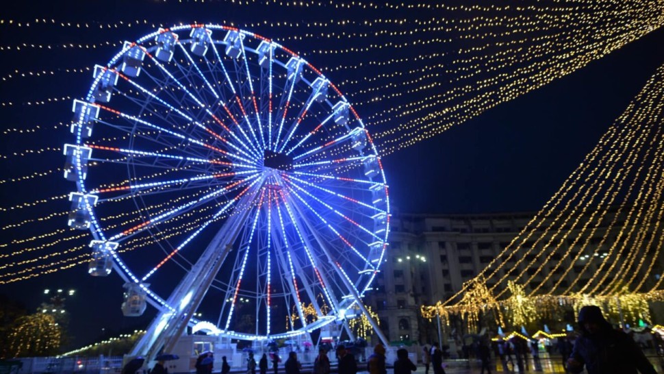 Totul despre Târgul de Crăciun din București. Principalele atracții roata panoramică patinoar ecran uriaș unde pot fi urmărite meciurile de la CM 2022 Qatar