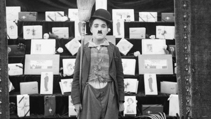 Lucruri neștiute despre Charlie Chaplin comediantul care a murit într-o zi de Crăciun. De la copilul sărman la geniul arogant plătit regește