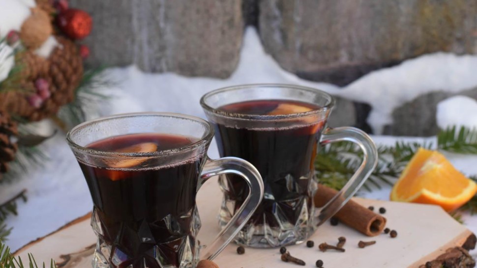 Beneficiile aduse organismului de vinul fiert. Ce recomandă specialiștii