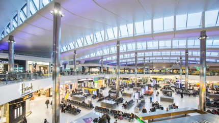 Doi părinți și-au abandonat copilul în aeroport după ce li s-a cerut să cumpere bilet și pentru el