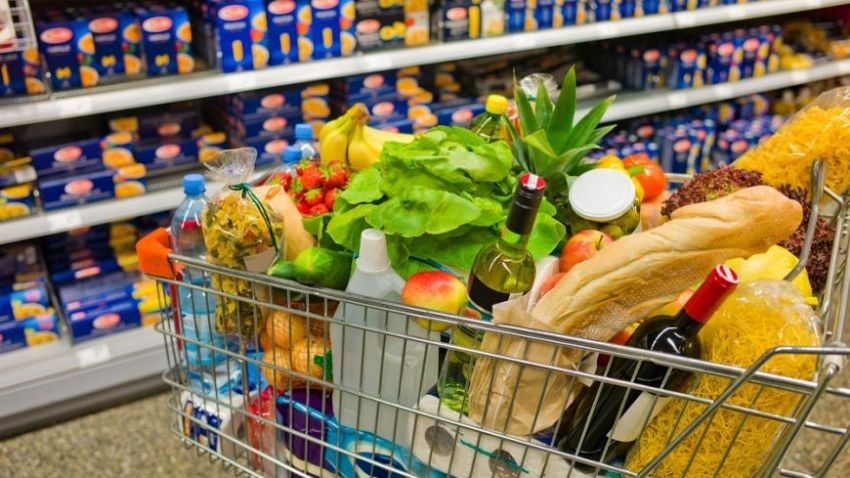 Apare legea pentru stoparea risipei alimentare. Comercianții obligați să reducă prețurile alimentelor înainte de expirare
