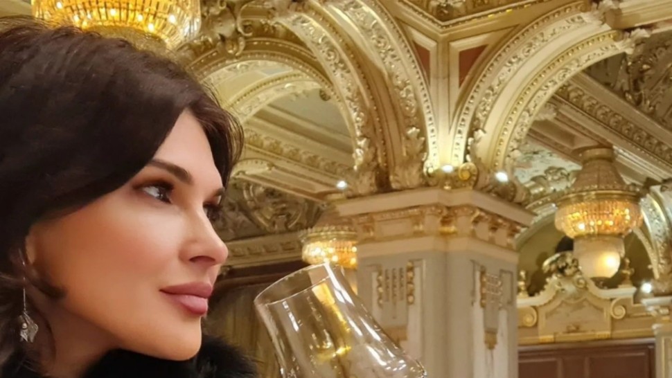 Monica Bîrlădeanu își sărbătorește ziua de naștere în cea mai frumoasă cafenea din lume. IMAGINI de colecție