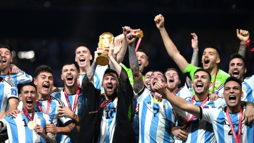 Ce semnifică mantia cu care Messi a fost îmbrăcat de emirul Qatarului. Argentinianul a fost criticat pentru că a acceptat-o