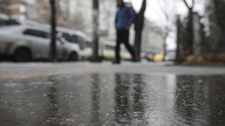 Meteorologii avertizează e cod galben de polei în 11 județe. Va fi polei și în Capitală spre seară
