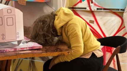 Polițiștii au intrat cu forța într-o galerie de artă. Au confundat o sculptură cu o femeie moartă