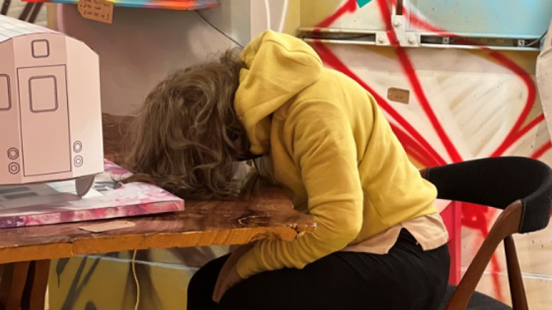 Polițiștii au intrat cu forța într-o galerie de artă. Au confundat o sculptură cu o femeie moartă