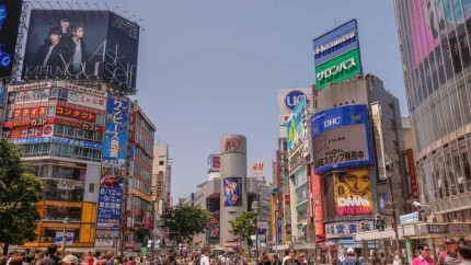 Ciudățenii din Țara Soarelui Răsare. Japonezii beau până adorm în stradă și sunt apoi omorâți de mașini