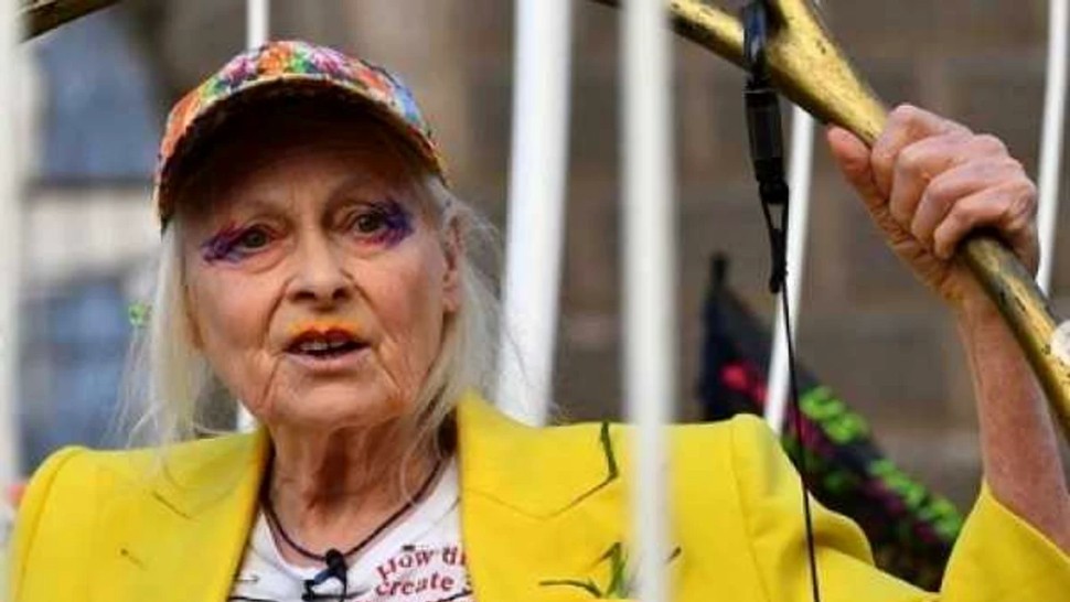 A murit Vivienne Westwood creatoarea modei punk. Povestea femeii care i-a îmbrăcat pe membrii trupei SEX PISTOLS și a schimbat lumea muzicii