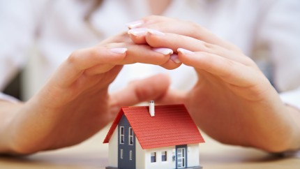 Noi scumpiri pentru români. Va fi majorată valoarea primei obligatorii de asigurare a locuinţei
