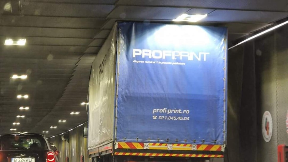 Camion blocat în Pasajul Unirii. Trafic restricționat în centrul Capitalei