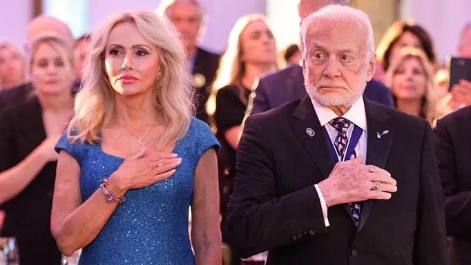 La 93 de ani fostul astronaut Buzz Aldrin s-a căsătorit cu o româncă Cine este Anca Faur