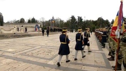 Imaginea zilei. În ce hal arată pavajul de la Monumentul Ostașului Necunoscut din București unde a avut loc ceremonia oficială de Ziua Unirii