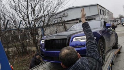FOTO Cum au ridicat autoritățile mașinile de lux ale fraților Tate. Platformele auto nevoite să facă mai multe drumuri