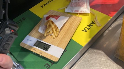 McDonalds și KFC-ul din Piața Romană din București ÎNCHISE de Protecția Consumatorului. Horia Constantinescu președintele ANPC Furatul la cântar sau cu ocaua păreau lucruri apuse de pe vremea lui Cuza