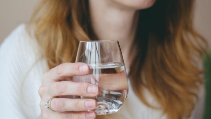 Bei apă întinerești. Hidratarea adecvată încetinește procesul de îmbătrânire | STUDIU