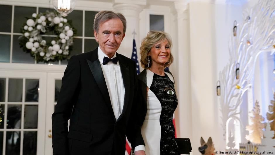 Viața lui Bernard Arnault cel mai bogat om din lume. Imperul de lux format din Vuitton Bulgari Dior Fendi Givenchy. Deține Sephora și a cumpărat Tiffany  Co