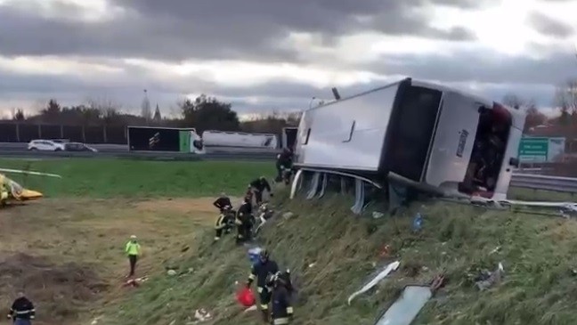 Un autocar plin de români s-a răsturnat în Italia. Răniții preluați cu elicopterele. Un pacient e în stare gravă