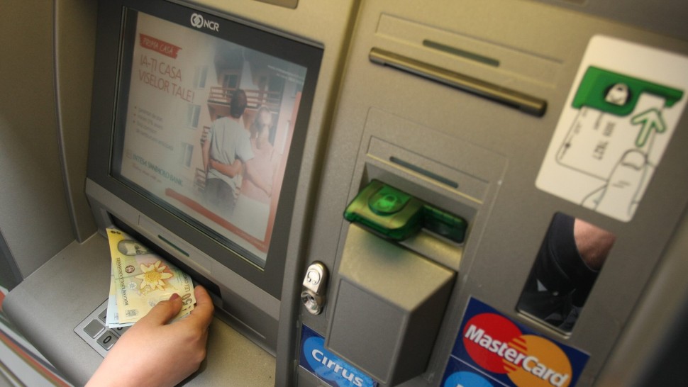 Anunț BNR la final de an Câte carduri bancare există de fapt în România