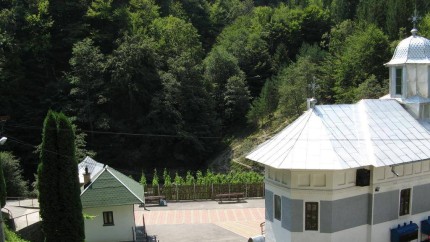 Blestem oficial asupra unei biserici destinată femeilor De sunt clerici să se caterisească iar de sunt mireni să se afurisească...BOR intervine cu explicații