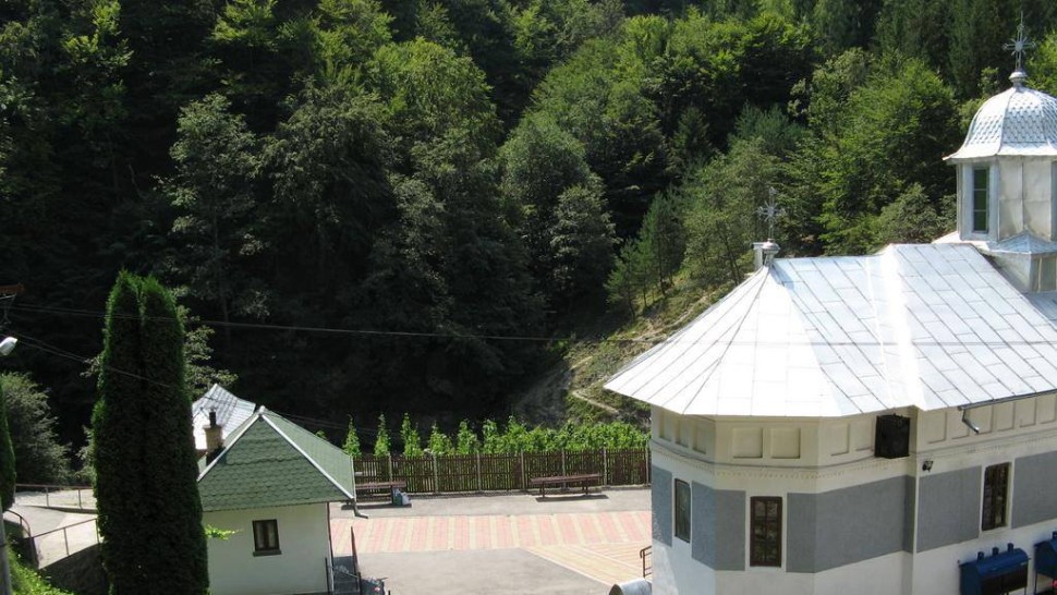 Blestem oficial asupra unei biserici destinată femeilor De sunt clerici să se caterisească iar de sunt mireni să se afurisească...BOR intervine cu explicații