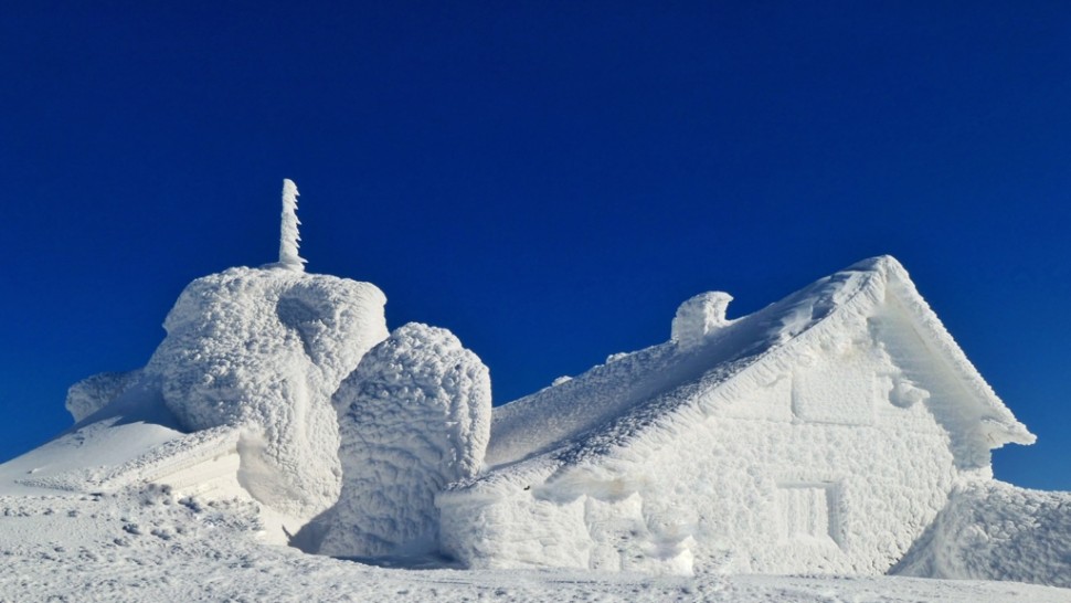 VIRAL ireal Cum arată clădirea stației meteo de la Vârful Omu după 156 de ore de viscol