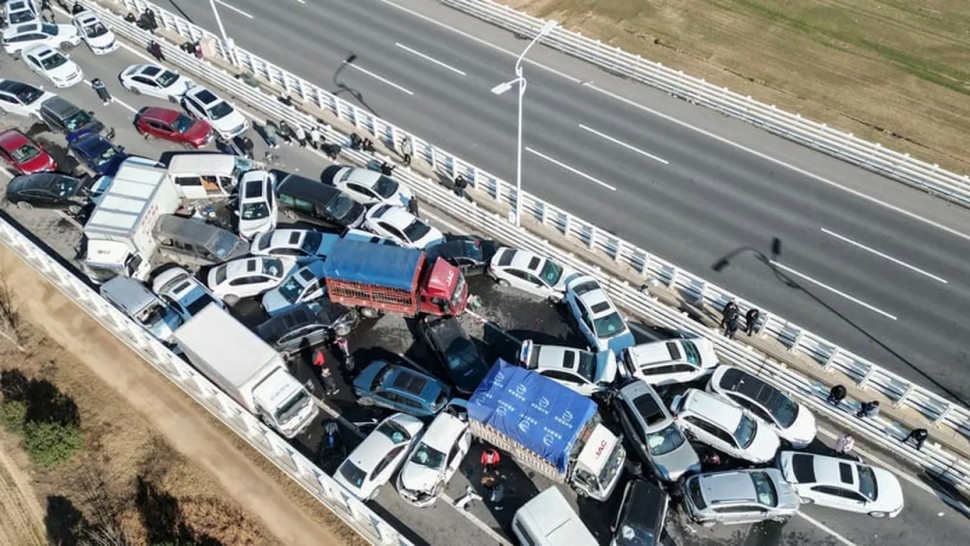 Accident teribil în China. 17 morţi şi 22 de răniţi într-un carambol uriaș VIDEO