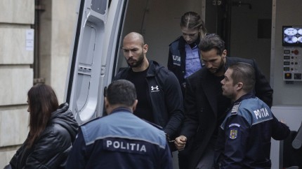 Reuters Procurorii români au schimbat încadrarea acuzațiilor pentru frații Tate. Situația s-a complicat mai rău pentru aceștia