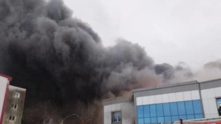 NEWS ALERT Incendiu major în zona Șoseaua de Centură - Voluntari. Oameni evacuați din blocul din apropiere