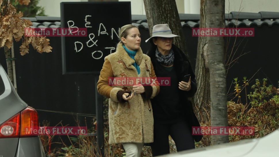Mama actriței Laura Cosoi o doamnă la brațul fiicei sale | IMAGINI PAPARAZZI