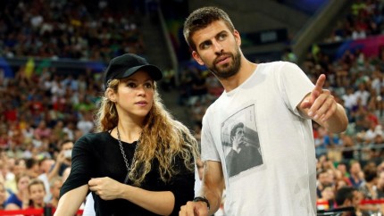 Pique alimentează contul fostei soții Shakira chiar dacă iubește și trăiește în altă parte